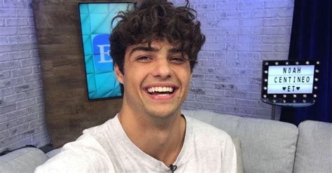 noah centineo penis|O ator Noah Centineo explica a foto dele beijando um cara